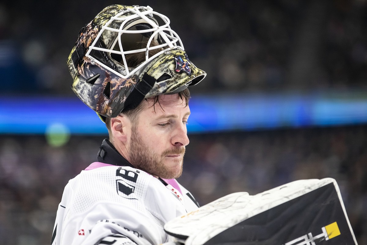 Torhueter Damiano Ciaccio (HCA) im Spiel der Eishockey National League zwischen dem EV Zug, EVZ, und dem HC Ajoie am Samstag, 21. Dezember 2024 in der Bossard Arena in Zug. (KEYSTONE/Alexandra Wey)