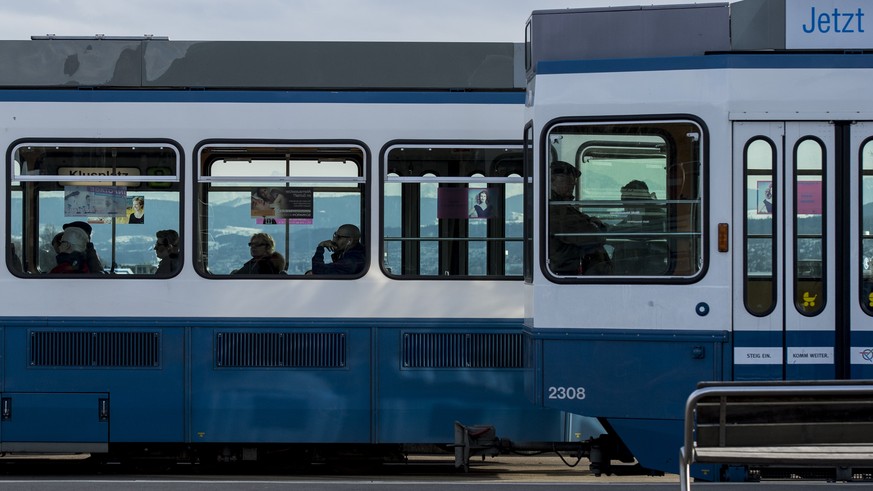 Die Zuercher Strassenbahn &quot;Tram 2000&quot; faehrt am Paradeplatz, aufgenommen am Dienstag, 3. Maerz 2015 in Zuerich. Die Verkehrsbetriebe Zuerich (VBZ) stehen in der Kritik. Bei ihrem Vergabeents ...