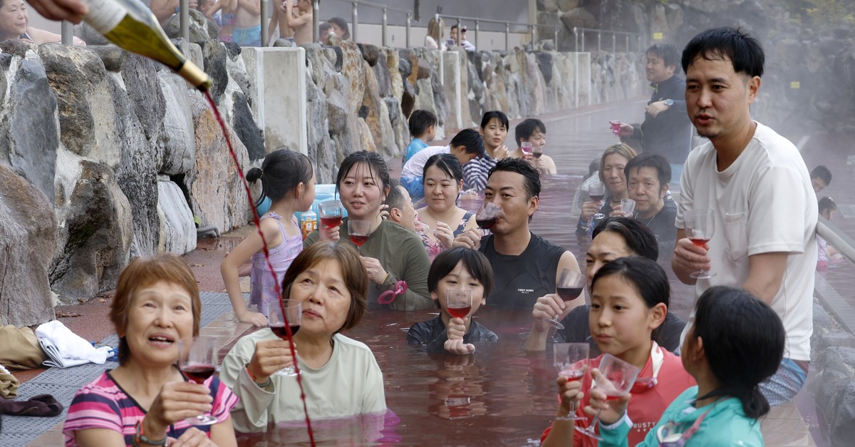 Warum-Menschen-in-Tokio-in-Rotwein-baden