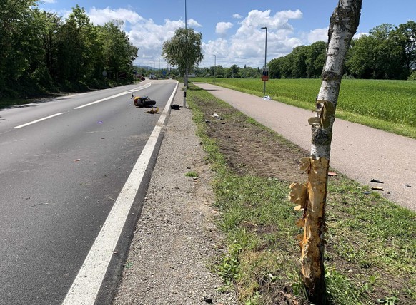 Bei einem Überholmanöver verlor ein Motorradfahreram 27. Mai in Rheinfelden die Herrschaft über seine Maschine und stürzte. Ein Rettungshelikopter flog ihn mit lebensbedrohlichen Verletzungen ins Spit ...