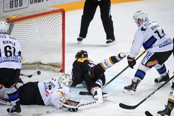 Lugano’s player Damien Brunner scores the 5-2 during the preliminary round game of National League Swiss Championship between HC Lugano and HC Fribourg-Gotteron, at the ice stadium Resega in Lugano, S ...