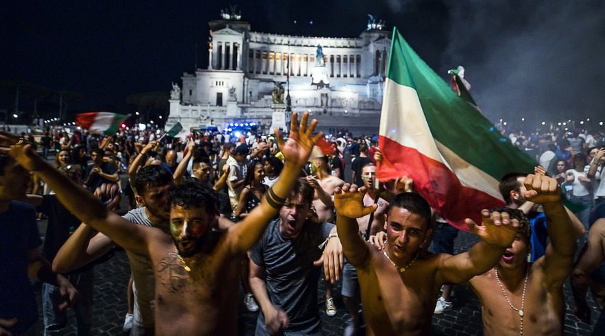 epa09327744 Italy fans celebrate their team&#039;s victory in the UEFA EURO 202 semi final match between Italy and Spain at Piazza Venezia, Rome, Italy, 06 July 2021. EPA/ANGELO CARCONI