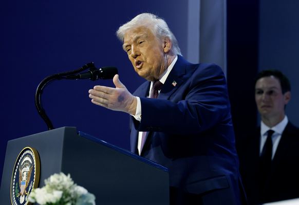 Donald Trump Bluterguss Hand WEF