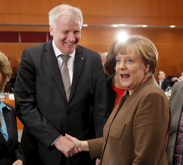 German Chancellor Angela Merkel (R) welcomes Bavarian State Premier Horst Seehofer during a meeting with state premiers at the Chancellery in Berlin in Berlin, Germany, January 28, 2016. REUTERS/Fabri ...