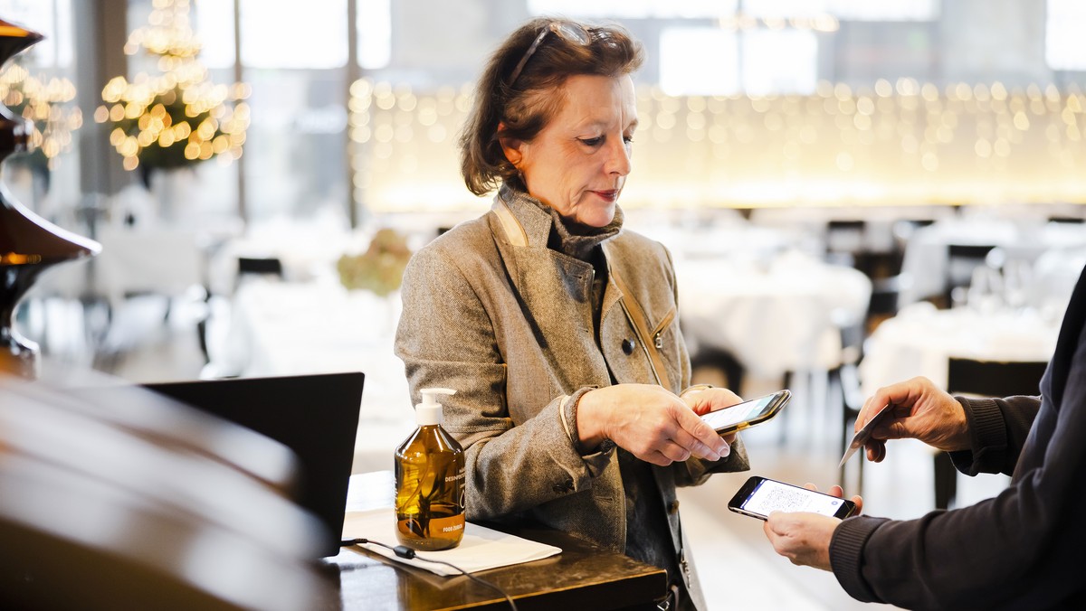 Restaurant Inhaberin Claudine Brunner kontrolliert ein Covid-Zertifikat im Restaurant LaSalle wo die 2G-Regel gilt und nur Gaeste die gegen das Coronavirus Covid-19 geimpft oder genesen sind Zutritt h ...