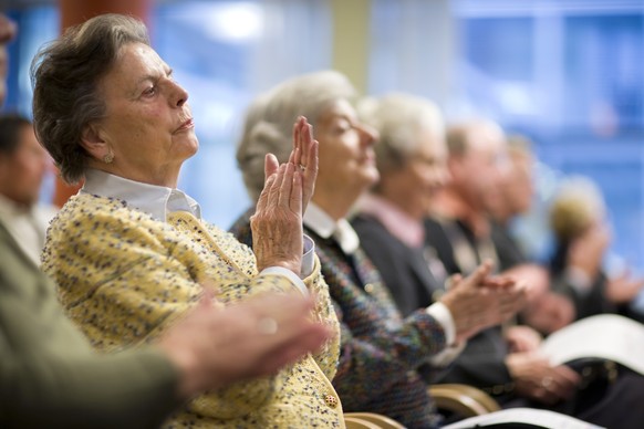 ZUR DEBATTE DER ALTERSVORSORGE 2020 DURCH DEN NATIONALRAT, STELLEN WIR IHNEN AM DIENSTAG, 13. DEZEMBER 2016, FOLGENDES ARCHIVBILD ZUR VERFUEGUNG - Eine aeltere Dame applaudiert am 14. Januar 2010 wahr ...