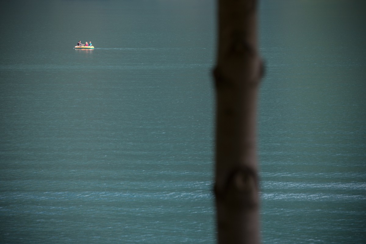 Dieses Gummiboot auf dem Walensee ist zu weit weg vom Ufer.&nbsp;