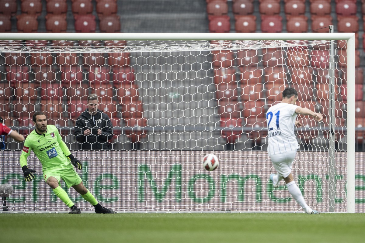 Zuerichs Blerim Dzemaili trifft zum 2:2 Tor im Fussball Meisterschaftsspiel der Super League zwischen dem FC Zuerich und dem FC Sion im Letzigrund, am Sonntag, 30 April 2023 in Zuerich. (KEYSTONE/Enni ...