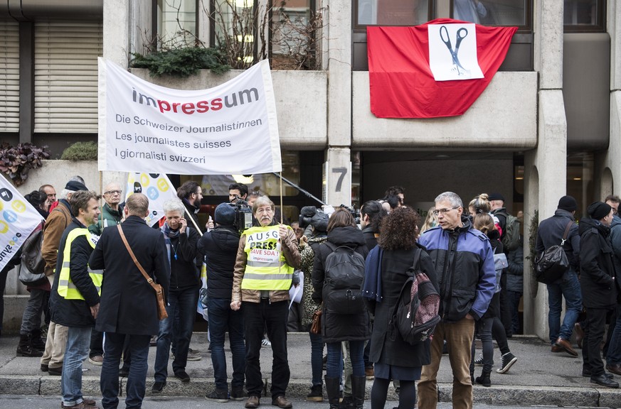 Journalistinnen und Journalisten der Schweizerischen Depeschenagentur SDA sowie Gewerkschaftsvertreter demonstrieren gegen den geplanten Stellenabbau, am Dienstag, 23. Januar 2018, in Bern. Die SDA wi ...