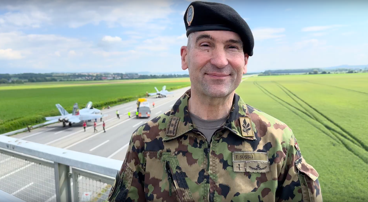 Armeechef Thomas Süssli auf der Autobahn A1 in Payerne bei der Kampfjet-Landung