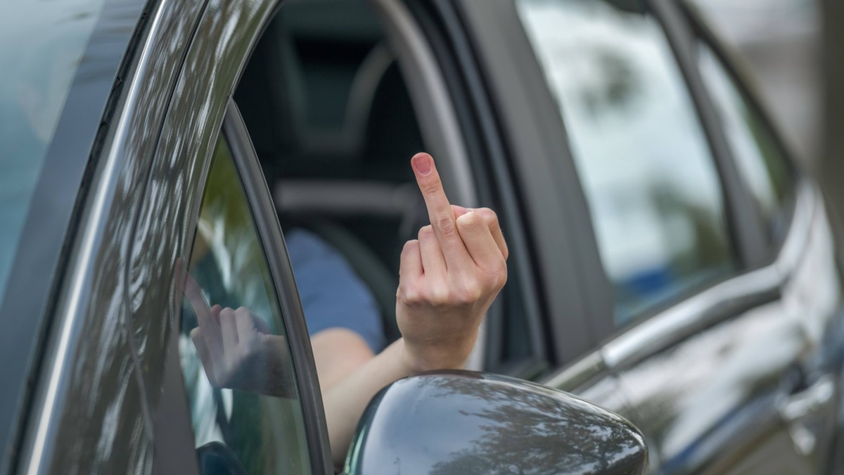 Autofahrer-zeigt-Strassenarbeitern-Stinkefinger-fast-5000-Franken-Strafe