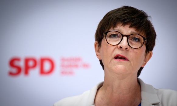 14.10.2024, Berlin: Saskia Esken, Vorsitzende der SPD, �u�ert sich bei einer Pressekonferenz nach der Klausurtagung des SPD-Bundesvorstands zur Vorbereitung der Bundestagswahl 2025 im Willy-Brandt-Hau ...