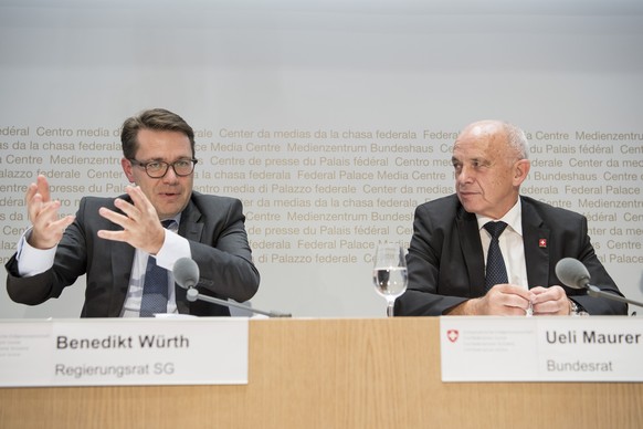 Bundesrat Ueli Maurer, rechts, und Regierungsrat Benedikt Wuerth, SG, sprechen an einer Medienkonferenz, am Freitag, 28. September 2018, in Bern. (KEYSTONE/ Peter Schneider)