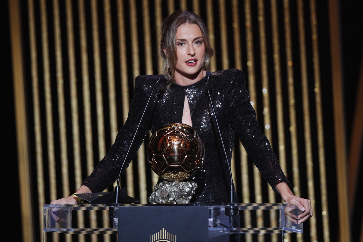 epa09611623 Barcelona player Alexia Putellas addresses the audience after winning the Women's Ballon d'Or during the 2021 Ballon d'Or ceremony at Theatre du Chatelet in Paris, France, 2 ...
