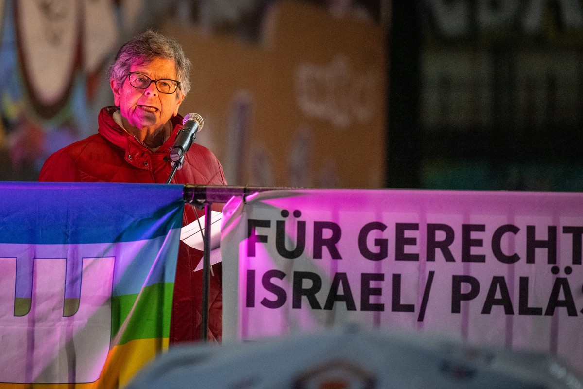 Alt Bundesraetin Ruth Dreifuss spricht an der Kundgebung fuer gerechten Frieden in Israel und Palaestina auf der Schuetzenmatt, am Samstag 9. Dezember 2023, in Bern. (KEYSTONE/Marcel Bieri)
