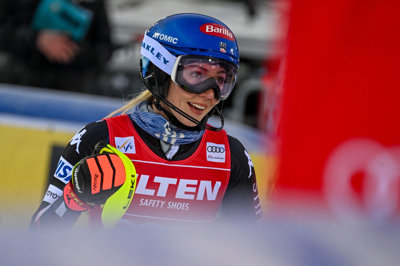 epa10969916 Mikaela Shiffrin of United States cheers in the finish area after the second round of the Women?s Slalom race at the FIS Ski World Cup in Levi, Finland, 11 November 2023 EPA/KIMMO BRANDT
