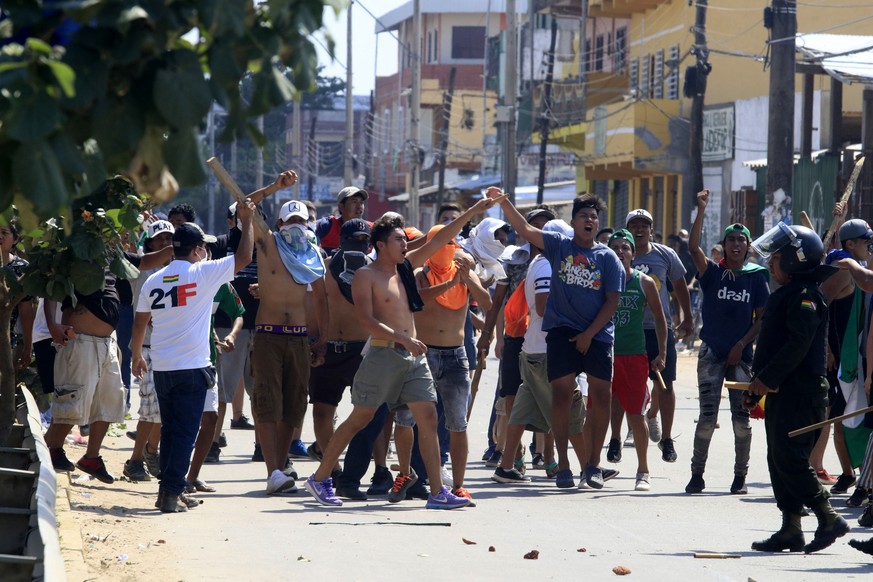 epa07944410 People participate in riots during the national strike called by citizens sectors opposed to the re-election of Bolivian President Evo Morales, in Santa Cruz, Bolivia, 23 October 2019. The ...