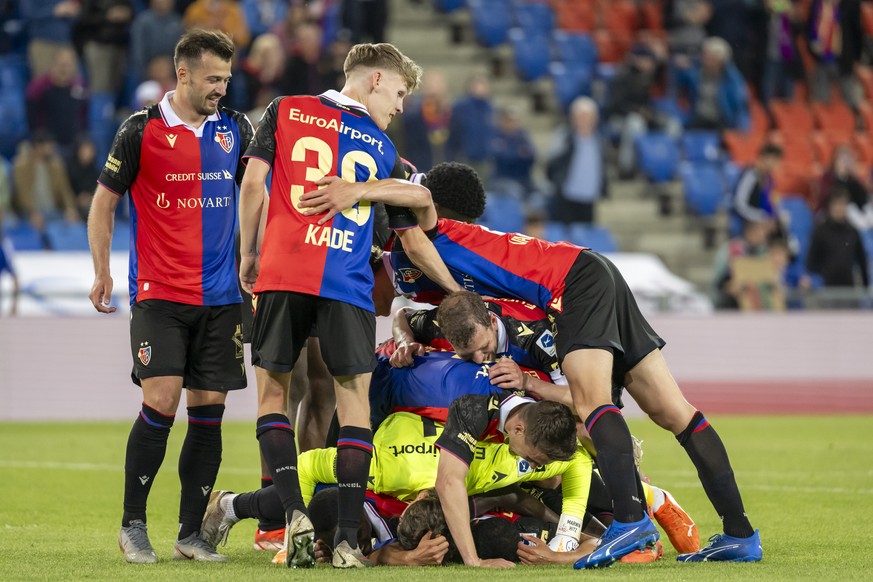 Basels Spieler jubeln nach dem Tor zum 2:0 im Fussball Meisterschaftsspiel der Relegation Group der Super League zwischen dem FC Basel 1893 und dem FC Stade Lausanne-Ouchy im Stadion St. Jakob-Park in ...