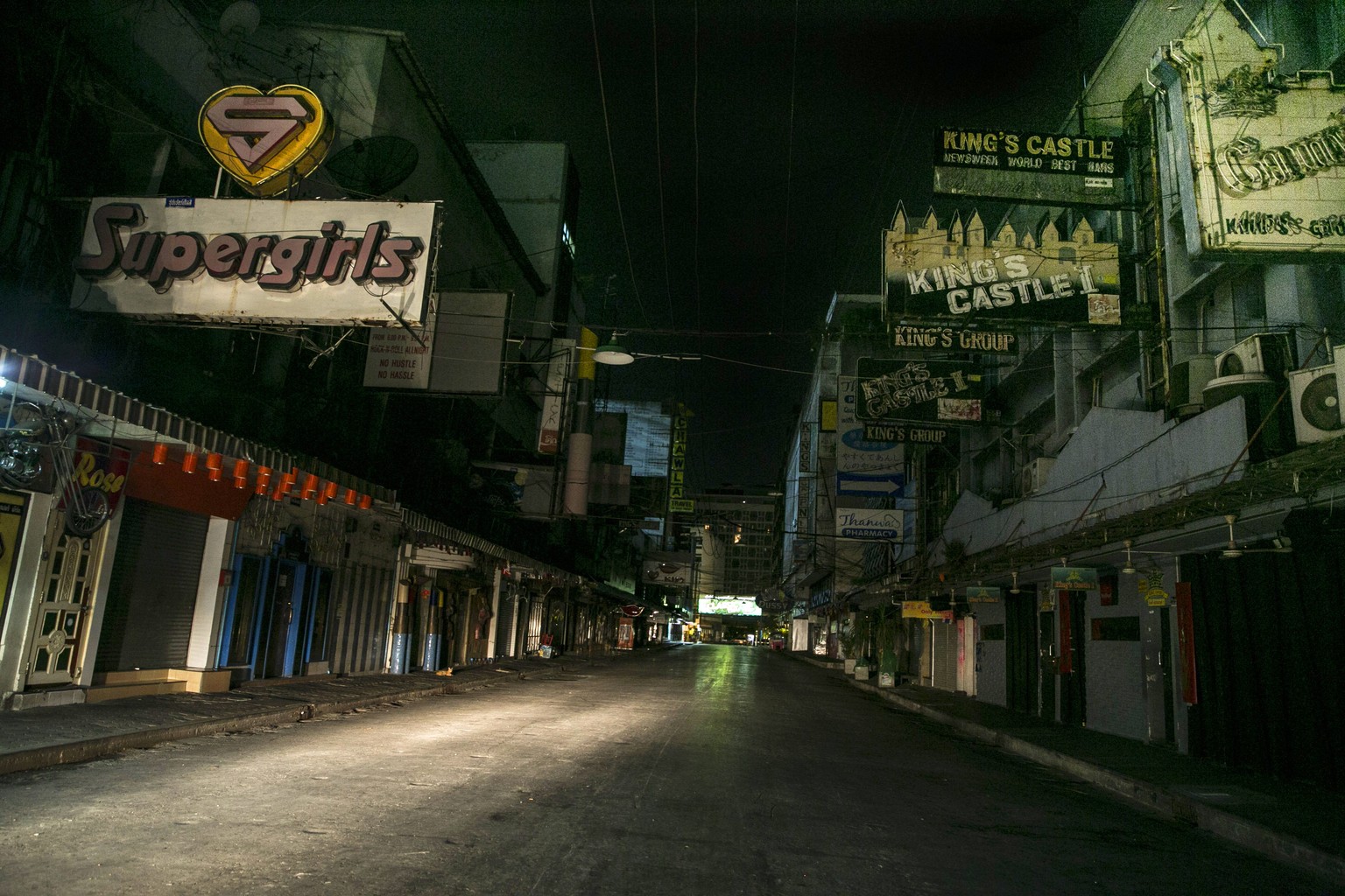 Leere Strassen wegen der Ausgangssperre ab 22 Uhr in Bangkok.