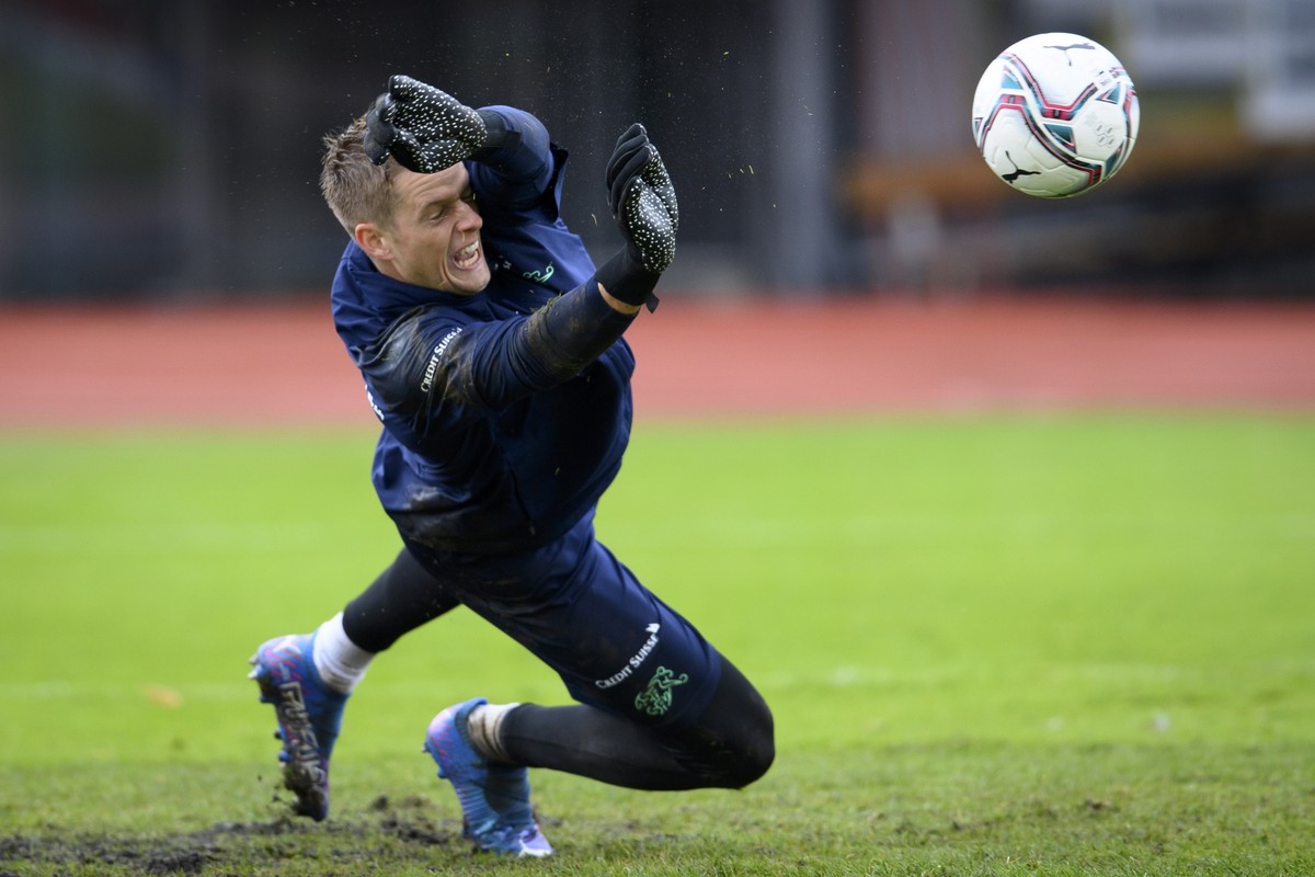 epa09508896 Switzerland's goalkeeper Jonas Omlin performs during his team's training session in Lausanne, Switzerland, 06 October 2021. Switzerland will face Northern Ireland and Lithuania i ...