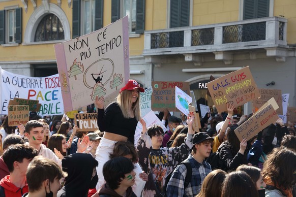 epa09848409 People atttend climate change march of the &#039;Fridays for Future&#039; movement, in Brescia, Italy, 25 March 2022. EPA/Filippo Venezia