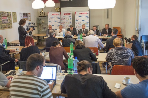 Der FC Aarau informiert über seine aktuellen Sorgen, links an der Wand erinnert ein Bild an bessere Zeiten.