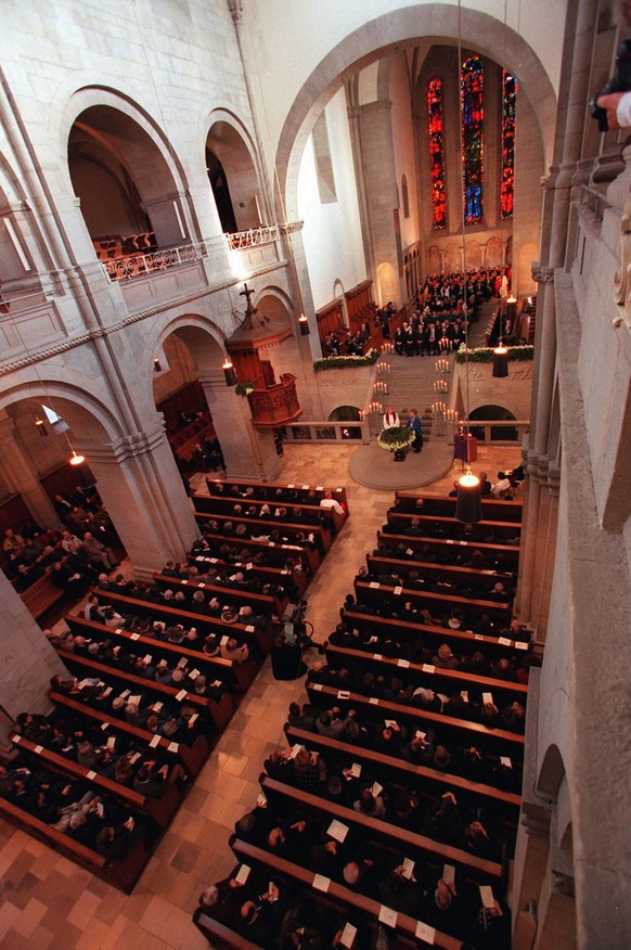 Hundreds of mourners have gathered in the church Grossmuenster in Zurich Saturday, November 29, 1997, for the national ceremony in memory of the victims of the terrorist attack in Luxor, Egypt. (KEYST ...