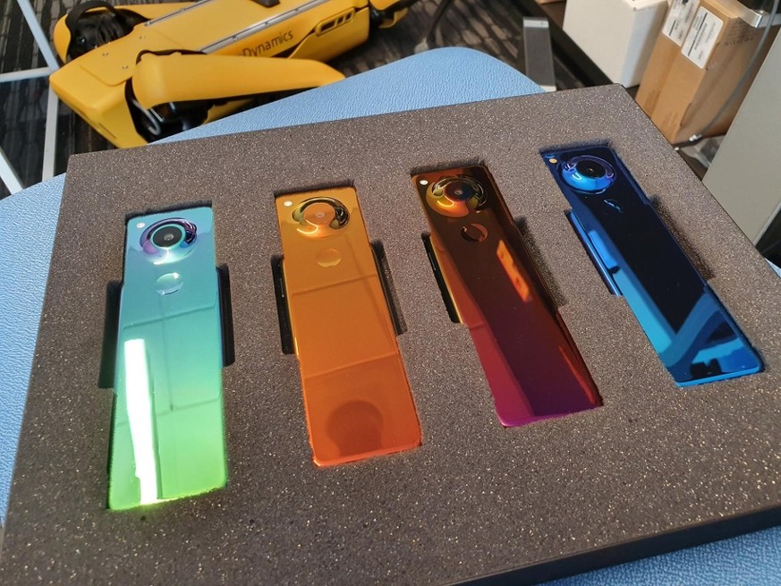 Vier Prototypen des neuen «Essential Gem»-Smartphones liegen in einem Schutzkoffer: Die Rückseite schimmert in unterschiedlichen Farben.