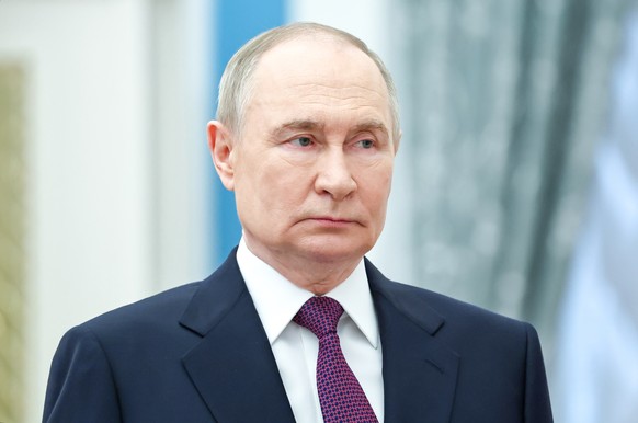 epa12125805 Russian President Vladimir Putin looks on during a ceremony at the Kremlin Senate Palace in Moscow, Russia, 22 May 2025. EPA/ALEXANDER KAZAKOV / SPUTNIK / KREMLIN POOL MANDATORY CREDIT
