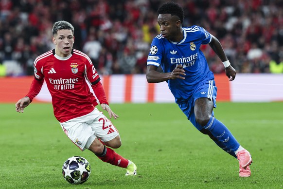 epa12752007 Benfica's Gianluca Prestianni (L) vies for the ball with Real Madrid's Vinicius Junior during the UEFA Champions League soccer match between Benfica and Real Madrid, in Lisbon, P ...