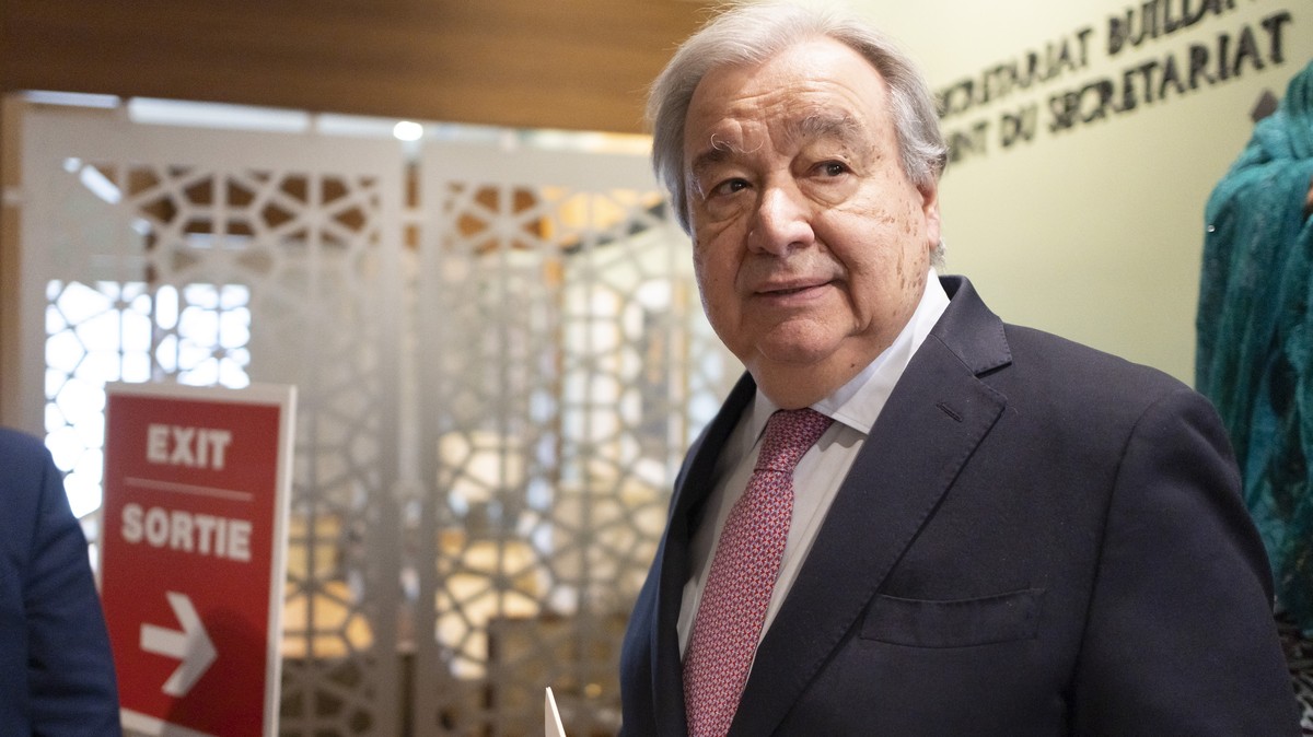 epa12018411 United Nations Secretary-General Antonio Guterres arrives to deliver a statement and talk to reporters about the ongoing humanitarian situation and fighting between Israel and Hamas in Gaz ...