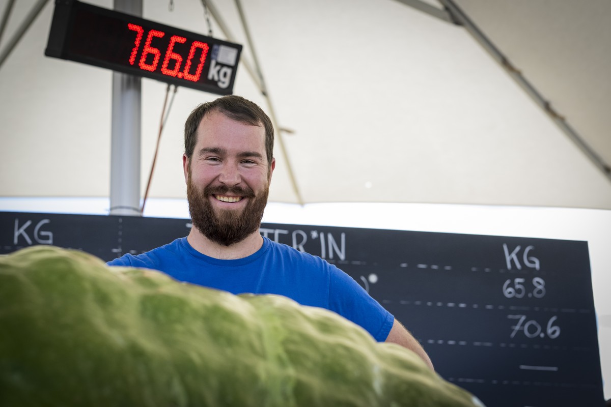 Florian Isler aus Esslingen ZH, mit seinem Kuerbis, an der Schweizermeisterschaft im Kuerbiswiegen, am Samstag, 4. Oktober 2025, auf dem Baechlihof in Jona. Der Kuerbis von Florian Isler war mit 766 K ...