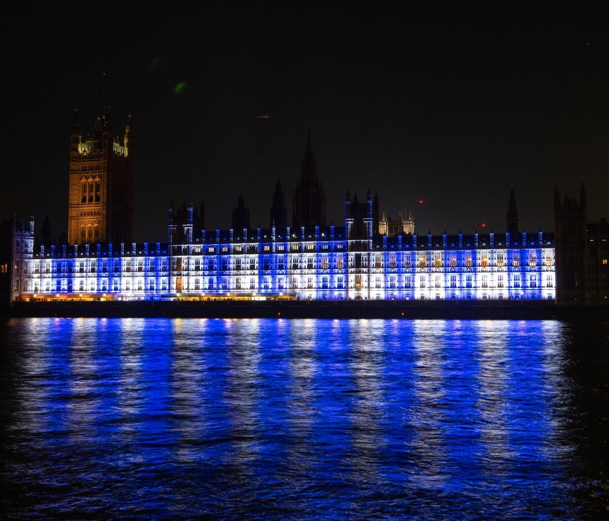 Le Palais de Westminster, siège du Parlement britannique, a été illuminé aux couleurs d'Israël lundi soir.