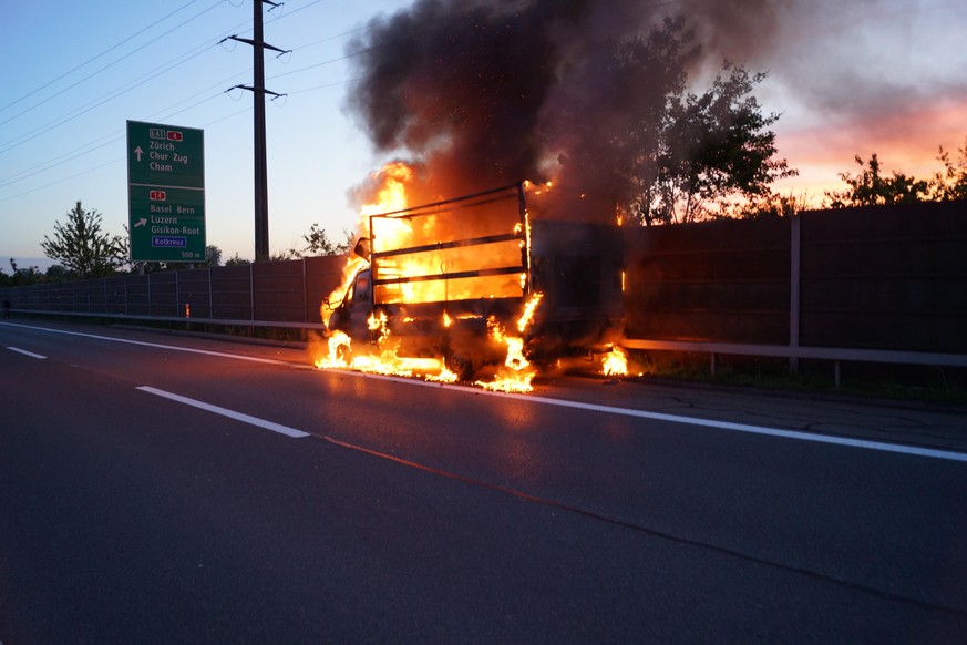 Risch Rotkreuz: Lieferwagen in Vollbrand

Auf der Autobahn A4 ist ein Lieferwagen in Brand geraten. Verletzt wurde niemand.

Auf der Autobahn A4, zwischen Küssnacht (SZ) und Rotkreuz, Fahrtrichtung Zu ...