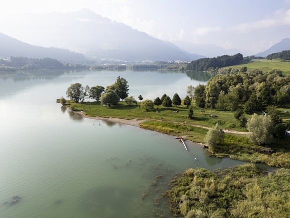ARCHIV - Les Laviaux, Morlon Plage et le lac de Gruyere sont photographies avec un drone depuis la presqu?ile de Morlon (FR), ce dimanche 17 aout 2025, a Morlon. (KEYSTONE/Anthony Anex)