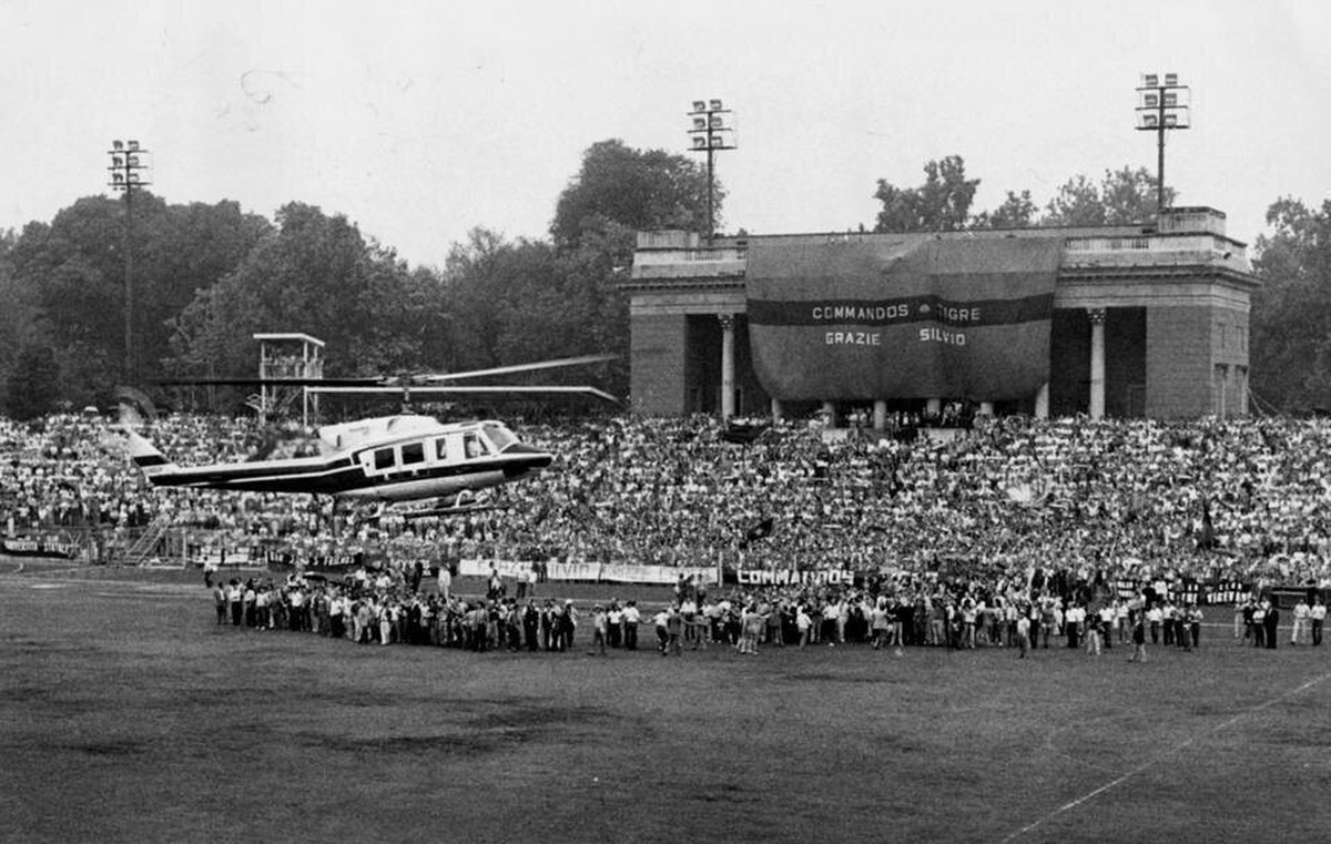 Arena Civica Gianni Brera, Berlusconi kommt mit Helikoptern angeflogen