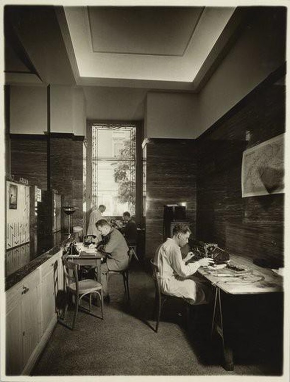 Büro von Pro Radio für die «Entstörung» von elektrischen Geräten, vermutlich in Fribourg, ca. 1933–1945. An der Wand Schweizerkarte mit Strahlungsbild des Landessenders Beromünster.
