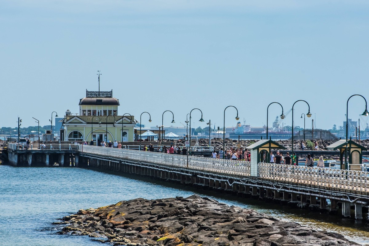 November 22, 2020, Melbourne, Australia: People walk along the St Kilda Pier in St Kilda, Victoria, Australia. Melbourne Australia - ZUMAs197 20201122_zaa_s197_267 Copyright: xAlexanderxBogatyrevx
