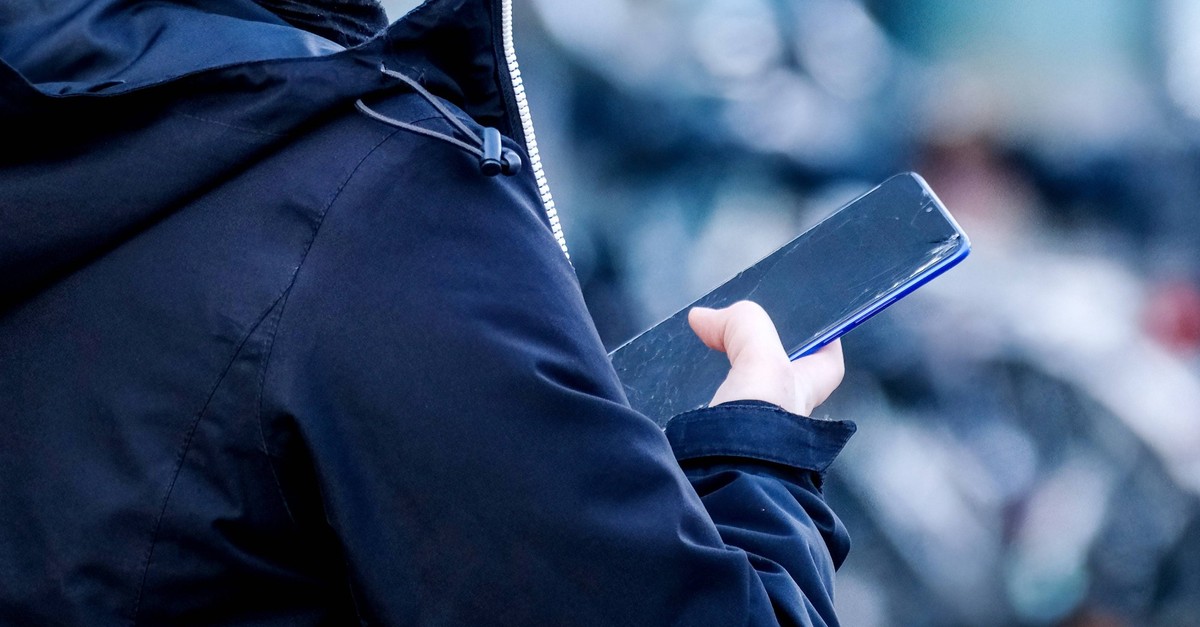 verbotene-pornografie-auf-dem-handy-lebenslanges-t-tigkeitsverbot-f-r-walliser-best-tigt