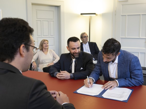 Luca Morreale, rechts, und Stefano Perfetti wandeln ihre eingetragene Partnerschaft in eine Ehe um, im Standesamt Amtshaus in Zuerich, aufgenommen am Freitag, 1. Juli 2022. Nach einem Ja zur Abstimmun ...