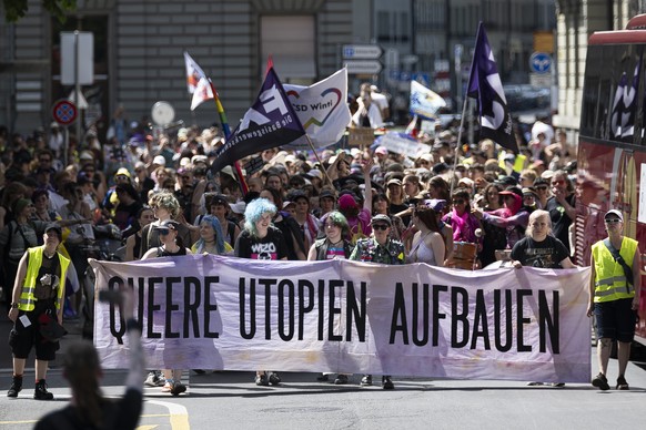 Menschen demonstrieren bei einer Kundgebung zum Christopher Street Day fuer die rechte queerer Menschen, am Samstag, 31. Mai 2025 in Bern. (KEYSTONE/Anthony Anex)