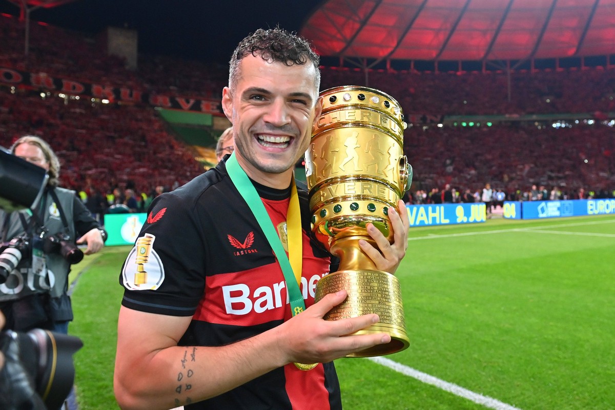 Granit XHAKA Bayer Leverkusen mit Pokal,Cup,Trophaee, Fussball / 81.DFB Pokal Finale 2024 / 1.FC Kaiserslautern - Bayer 04 Leverkusen 0-1 am 25.05.2024., Olympiastadion in Berlin DFL / DFB regulations ...
