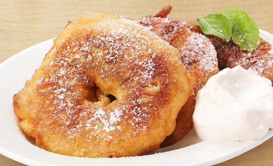 öpfelchüechli apfel dessert zimt schweizer essen food schweiz http://www.oetker.ch/ch-de/rezepte/r/oepfelchueechli.html