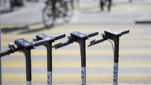 Elektro-Trottinetts in Reih und Glied wie hier in Zürich sind in Tel Aviv ein seltenes Bild. Die Behörden haben seit Anfang Jahr 13'000 Bussen ausgestellt und 1000 chaotisch abgestellte E-Trottis ...