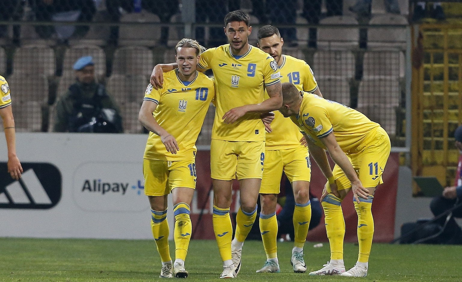 epa11235144 Roman Yaremchuk of Ukraine (C) celebrates with teammates after scoring for the 1-1 goal during the UEFA EURO 2024 play-offs semi-final between Bosnia & Herzegovina and Ukraine in Zenic ...