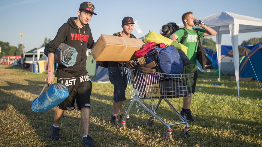 Bereit für die grosse Party: Mit Bier, Zelt und Schlafsack liefen gestern die ersten Festivalgänger ein.