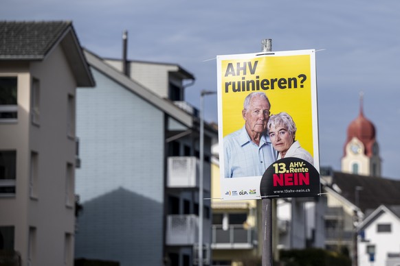 Ein Abstimmungsplakat verschiedenster Parteien mit der Aufschrift, AHV ruinieren? - 13. AHV Rente Nein, ist im Dorf Goldau im Kanton Schwyz montiert, am Mittwoch, 7. Februar 2024. (KEYSTONE/Ennio Lean ...