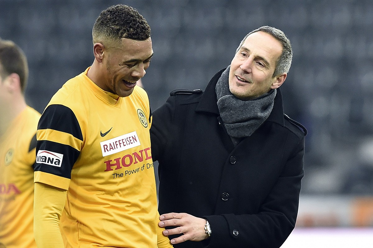 YBs Guillaume Hoarau, links und Trainer Adi Huetter, rechts, im Fussball Meisterschaftsspiel der Super League zwischen den Berner Young Boys und dem FC Sion, am Sonntag, 13. Maerz 2016, im Stade de Su ...