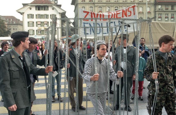 Rund 30 junge Maenner reichen am 1. Oktober 1996 beim BIGA in Bern die ersten Zivildienstgesuche nach Inkraftsetzung des Zivildienstgesetzes ein. Mit einem Transparent "Zivildienst - endlich&quot ...