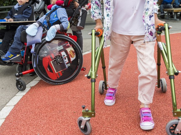 Kinder im Rollstuhl und mit Gehhilfen - rund 54&#039;000 Kinder in der Schweiz haben eine Behinderung. Jedes fünfte dieser Kinder ist in seiner Fähigkeit beeinträchtigt, so zu leben wie andere gleicha ...